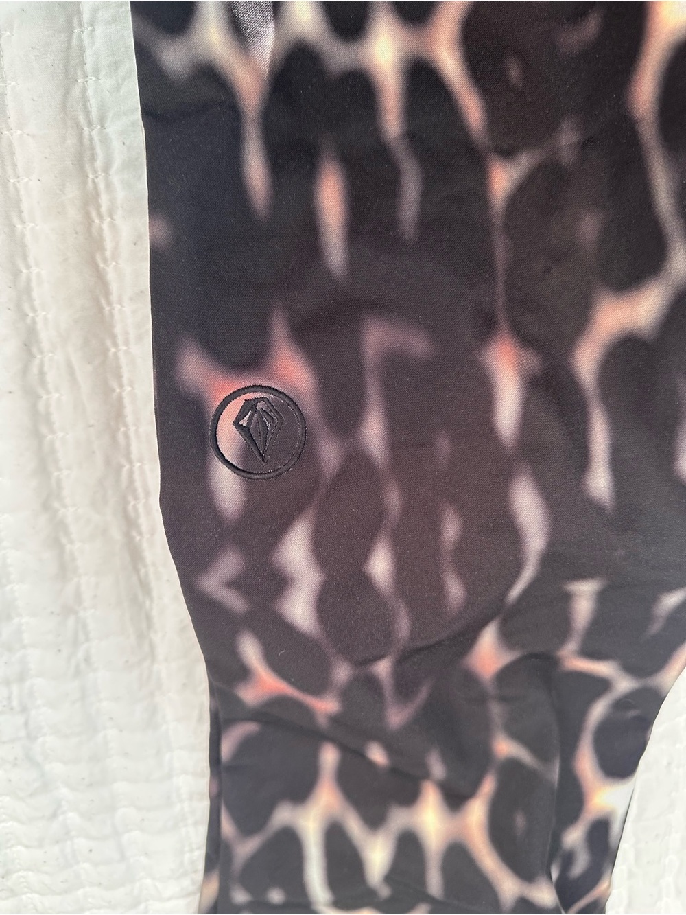 Volcom Battle Stretch Cheetah Snow Ski Pants Sz Small - Picture 15 of 15